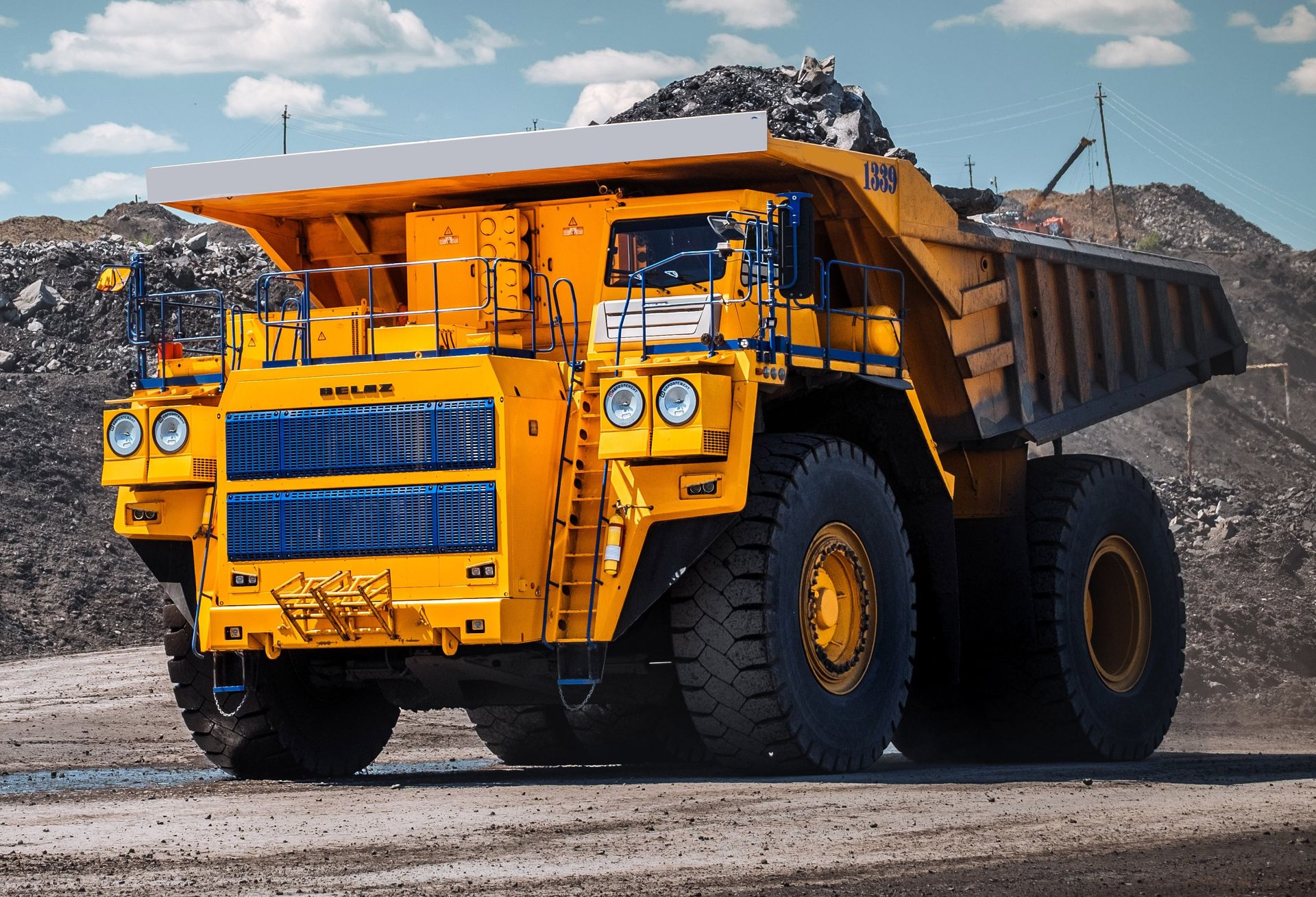 Коматсу 730е. Карьер белаз. Liebherr t282b и белаз. Caterpillar 777f. Как называется самосвал.